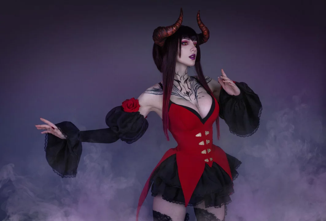 Косплей милфы вампирши Eliza из серии файтингов Tekken от Xenon