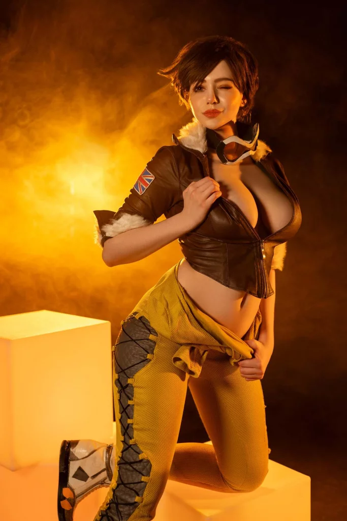 Seksualnyj kosplej lena oxton bolee izvestnoj kak tracer iz dilogii overwatch ot alina becker