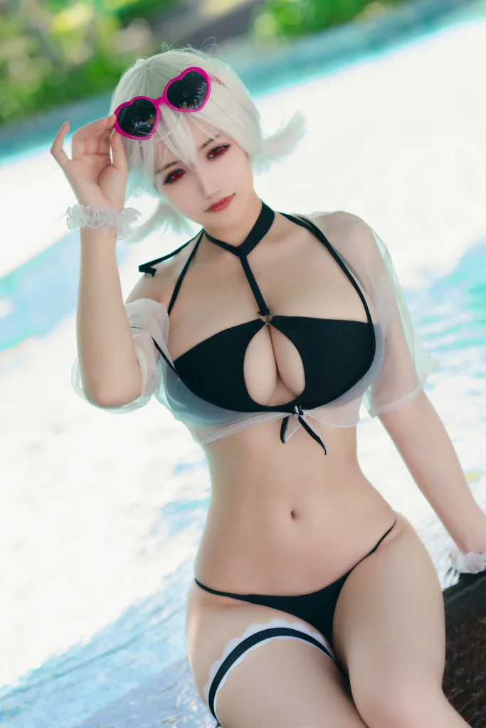 Косплей старшой горничной Sirius в купальнике из Azur Lane от KokuraChiyo