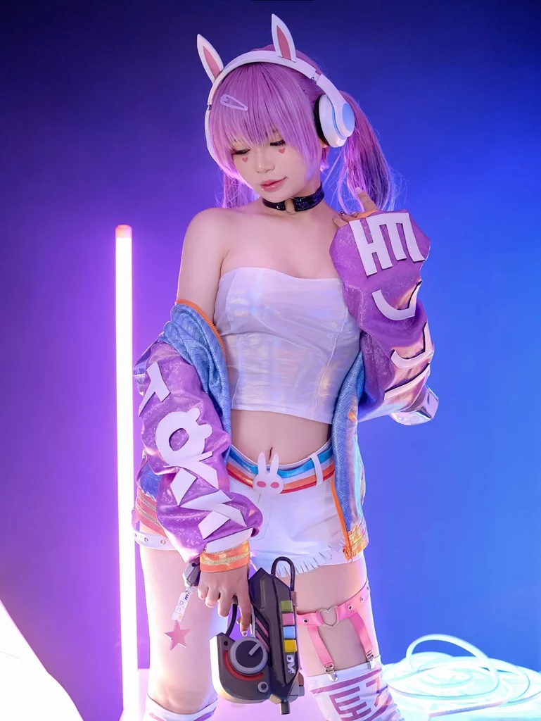 Косплей D.Va в скине EDM из Overwatch от ZinieQ