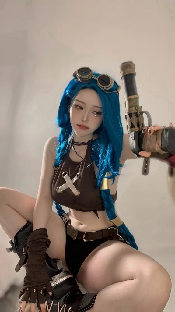 Косплей безумной и опасной Jinx из League of Legends и Arcane от Evawish
