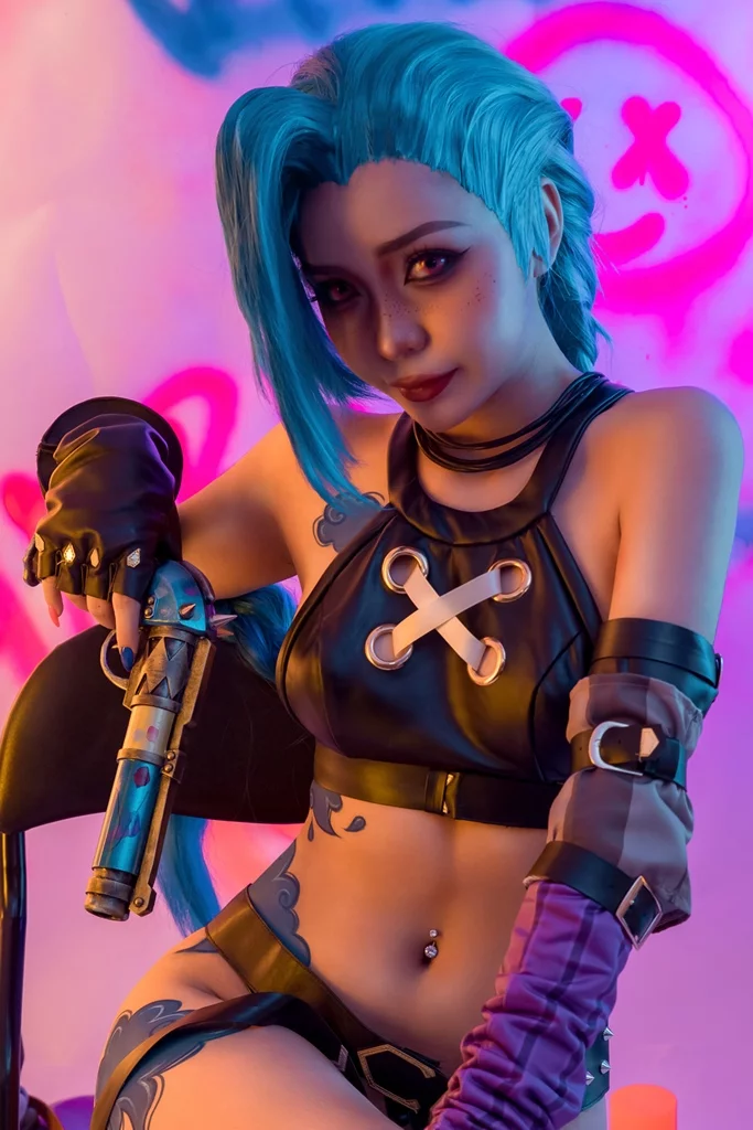 Косплей безумной Jinx из League of Legends и Arcane от Umeko J
