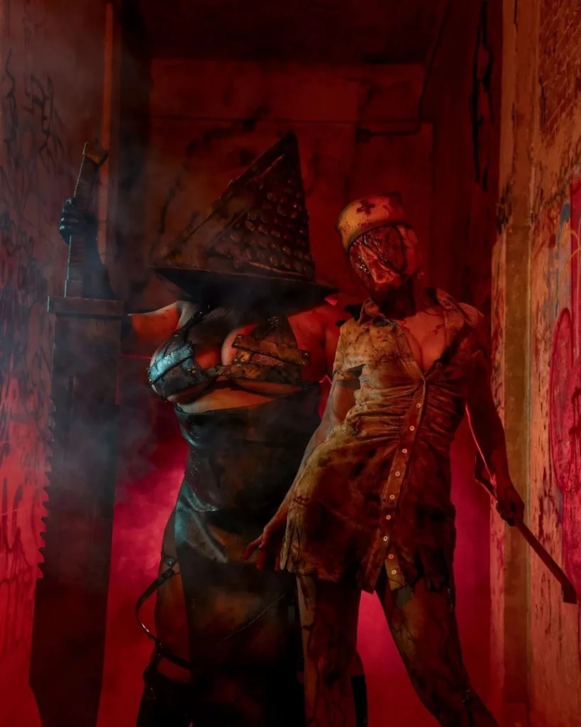 Косплей Pyramidhead и Nurse из Silent Hill 2 от Multifluffyness и liensue