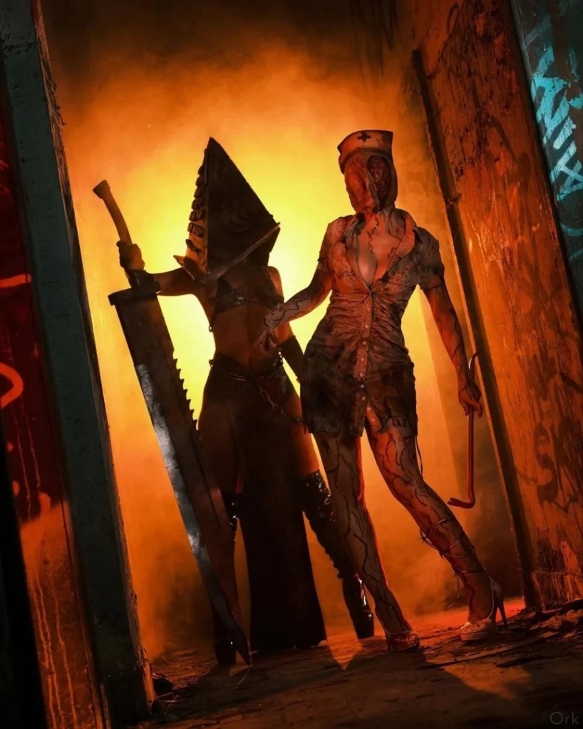 Косплей Pyramidhead и Nurse из Silent Hill 2 от Multifluffyness и Liensue 2