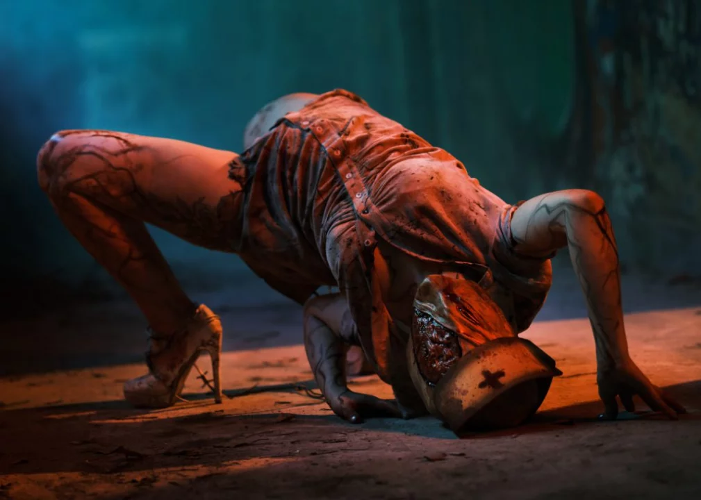 Косплей Pyramidhead и Nurse из Silent Hill 2 от Multifluffyness и Liensue 4