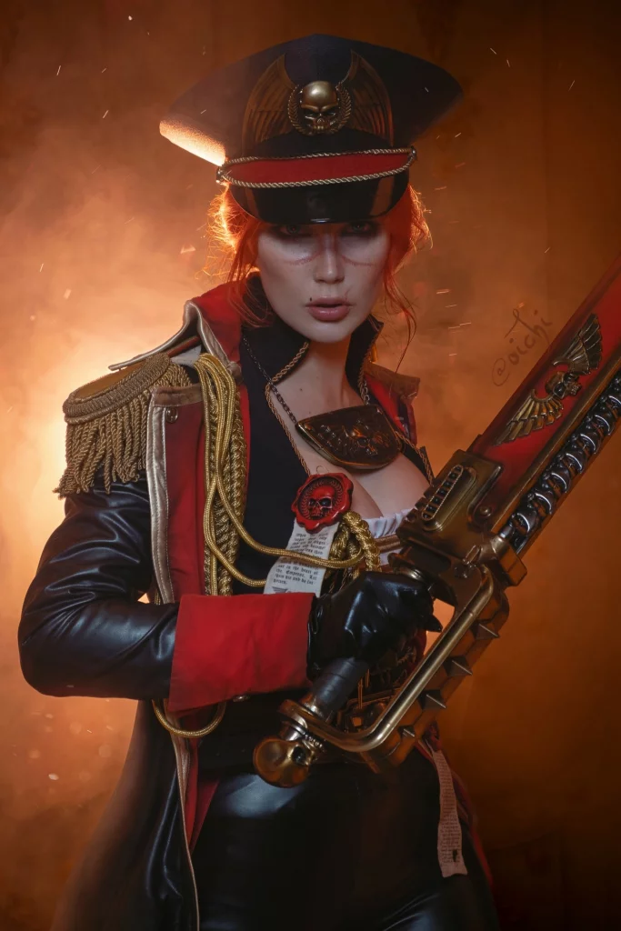 Косплей имперской комиссарки Severina Raine из вселенной Warhammer 40k от Oichi Chan