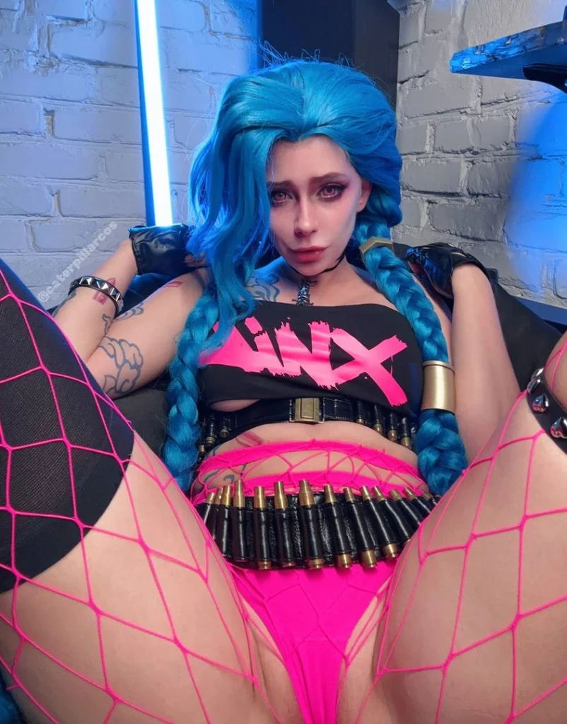 Косплей криминальной Jinx из Arcane и League of Legends от Caterpillar
