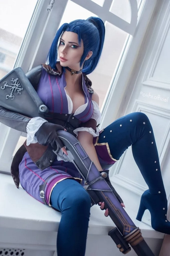 Косплей миротворки Caitlyn Kiramman из Arcane и League of Legends от Oichi Chan