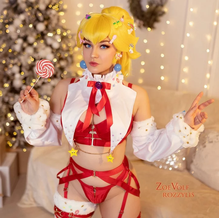 Косплей Princess Peach в разных образах из игр серии Super Mario от Zoe Volf