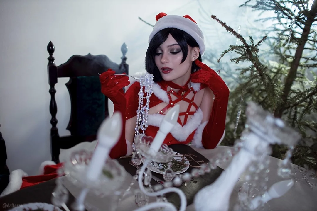 Рождественский косплей Ada Wong из серии Resident Evil от Cosniks