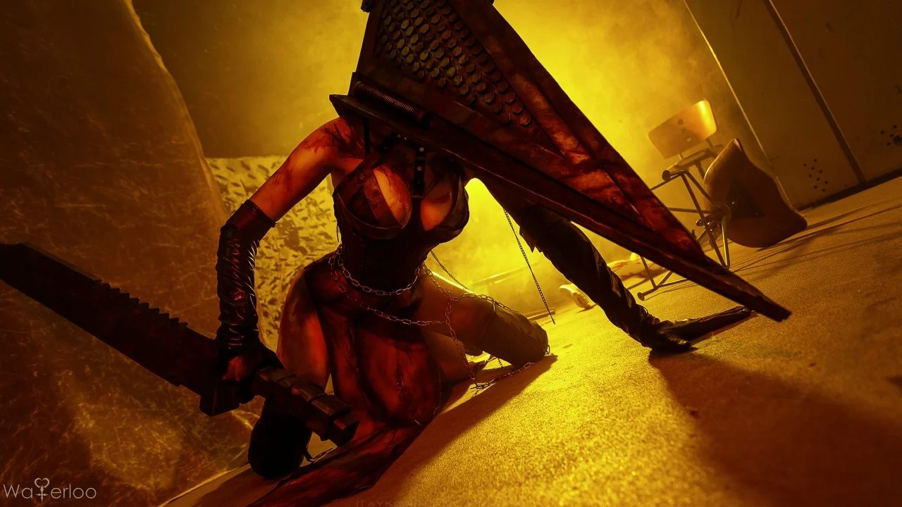 Косплей фем версии Pyramid Head из Silent Hill от Waterloo