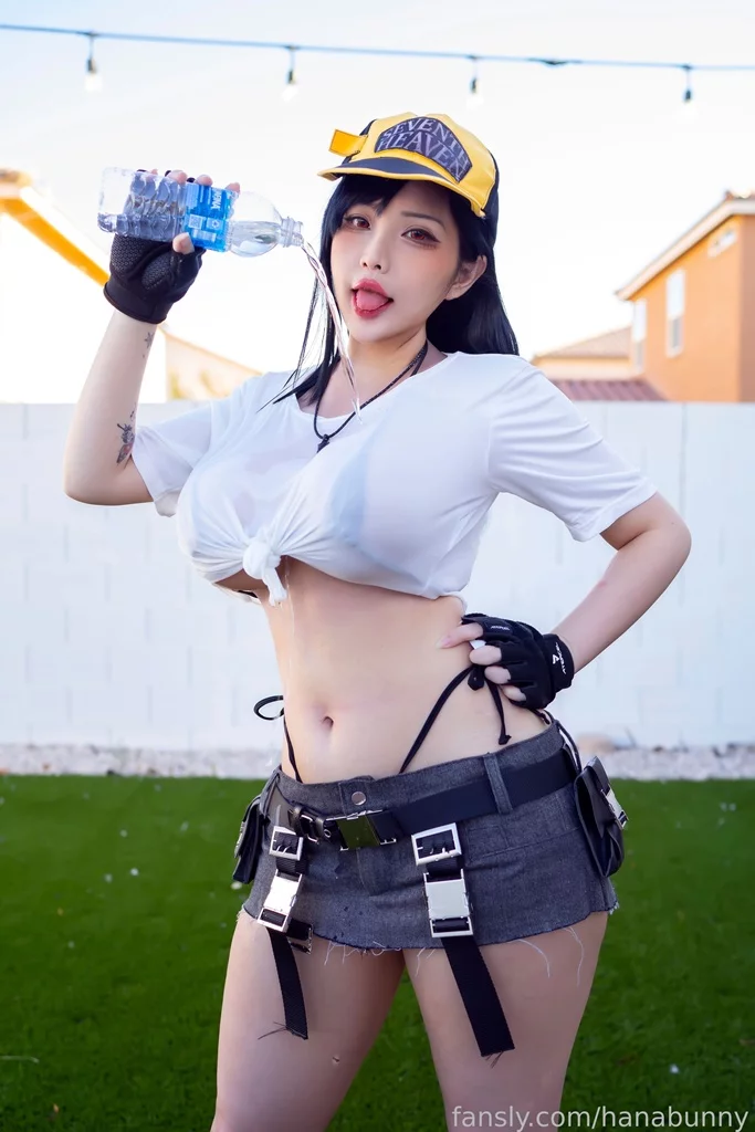 Косплей Lifeguard Tifa из Final Fantasy VII от Hana Bunny