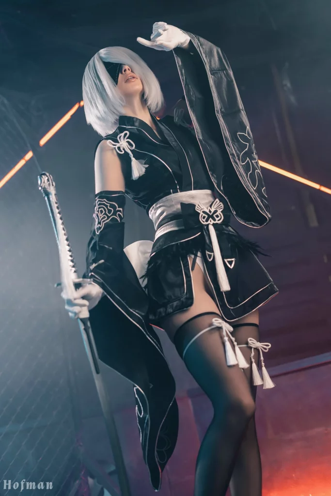 Косплей 2B в откровенном кимано из Nier Automata от Hofman cosplay