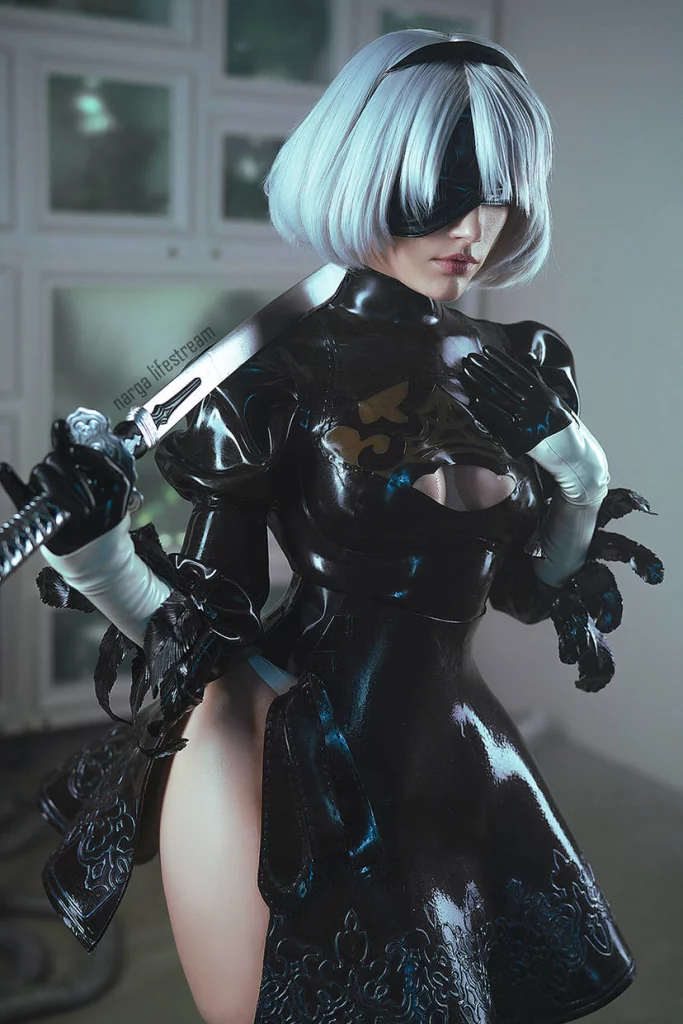 Косплей 2B в латексе из NieR Automata от Narga
