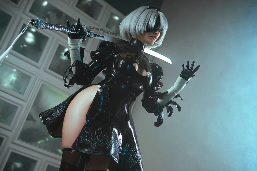 Косплей 2B в латексе из NieR Automata от Narga