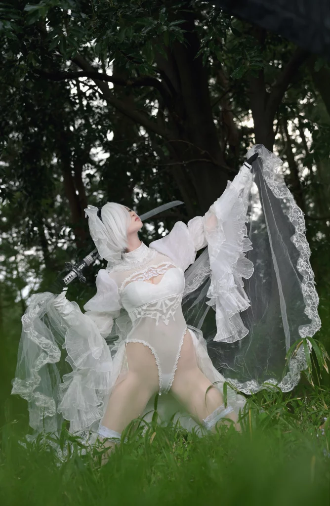 Косплей 2B в белом свадебном наряде из NieR Automata от Akeha