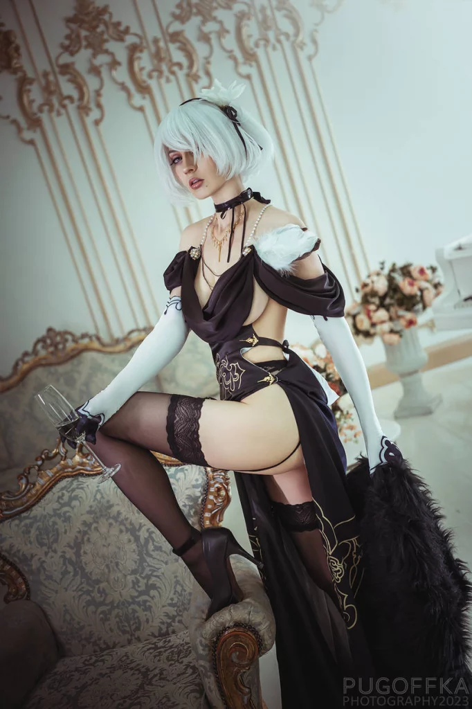 Косплей 2B в вечернем платье из Nier Automata от Bellatrix Aiden