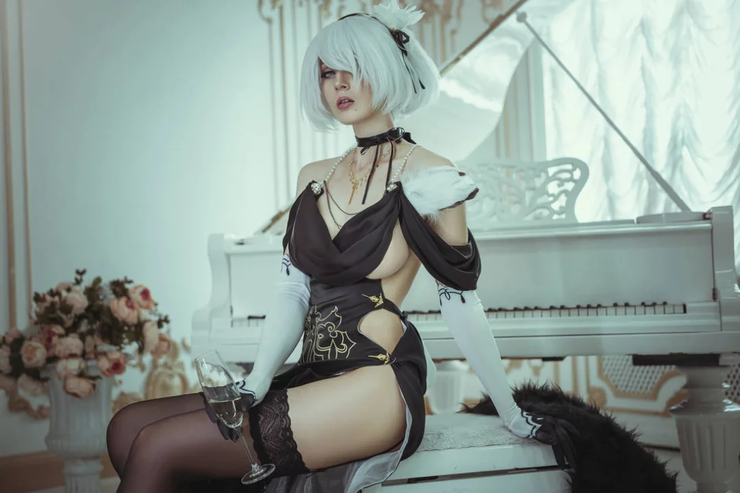 Косплей 2B в вечернем платье из Nier Automata от Bellatrix Aiden