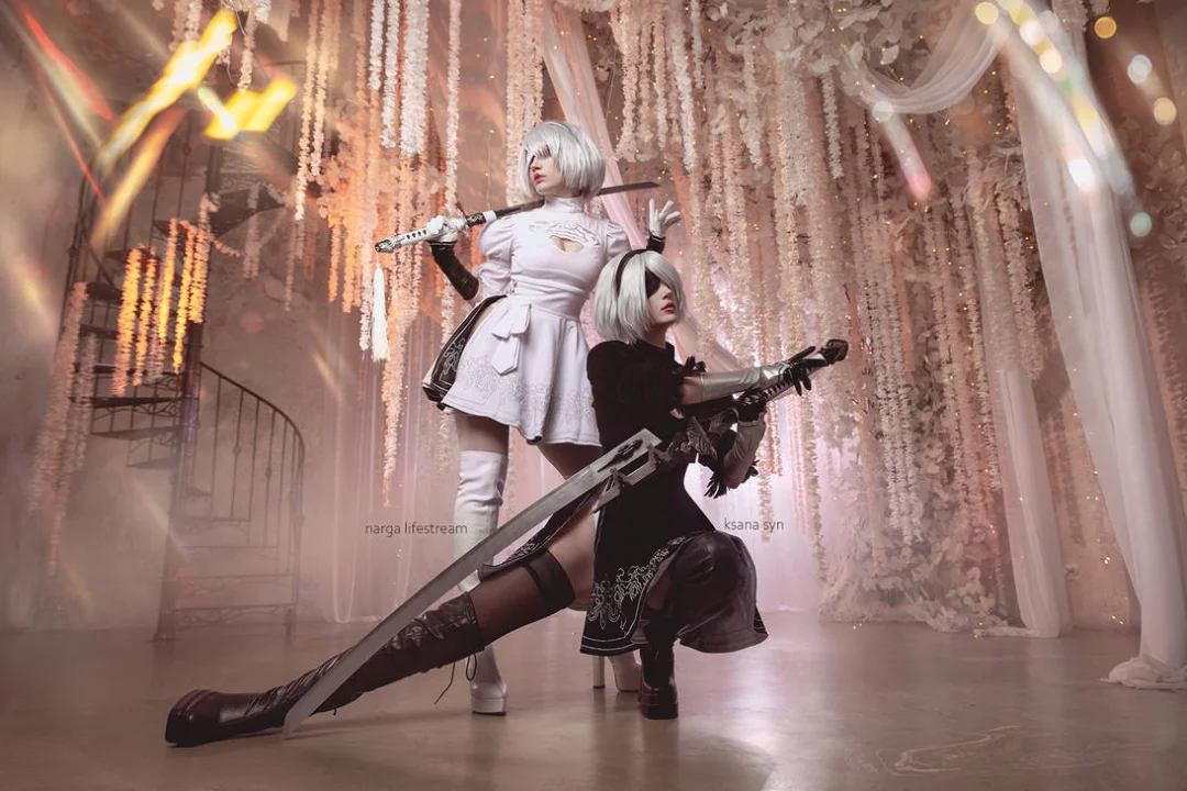 Косплей двух 2B в белом и черном из NieR Automata от Narga и Ksana Syn