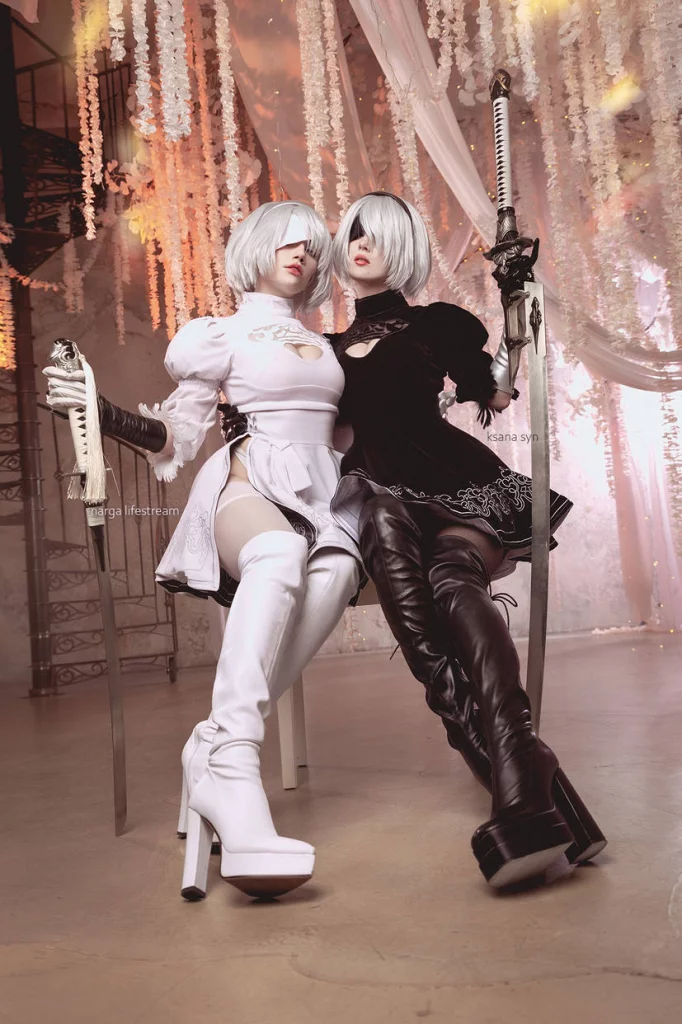 Косплей двух 2B в белом и черном из NieR Automata от Narga и Ksana Syn