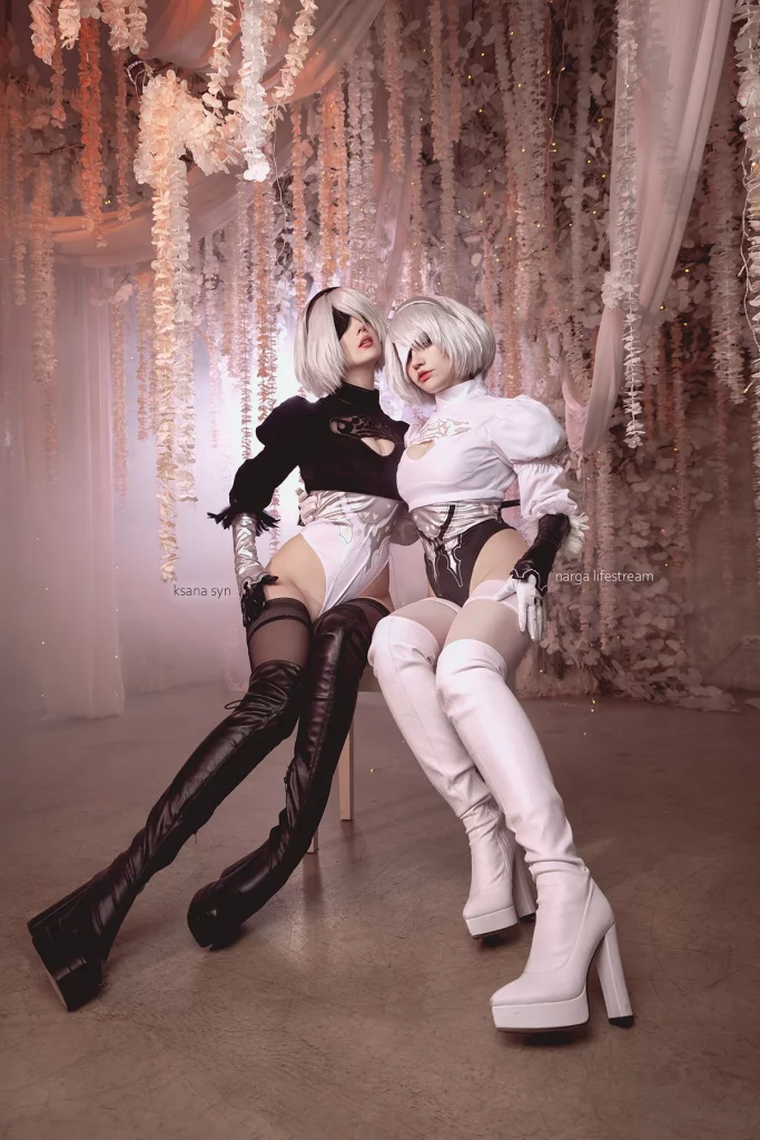 Косплей двух 2B в белом и черном из NieR Automata от Narga и Ksana Syn