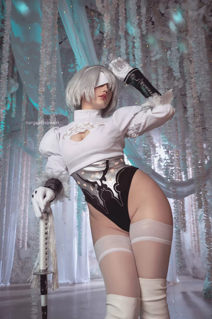 Косплей двух 2B в белом и черном из NieR Automata от Narga и Ksana Syn