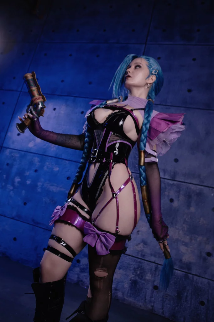 Косплей Jinx в будуарном образе из League of Legends от JyuSan