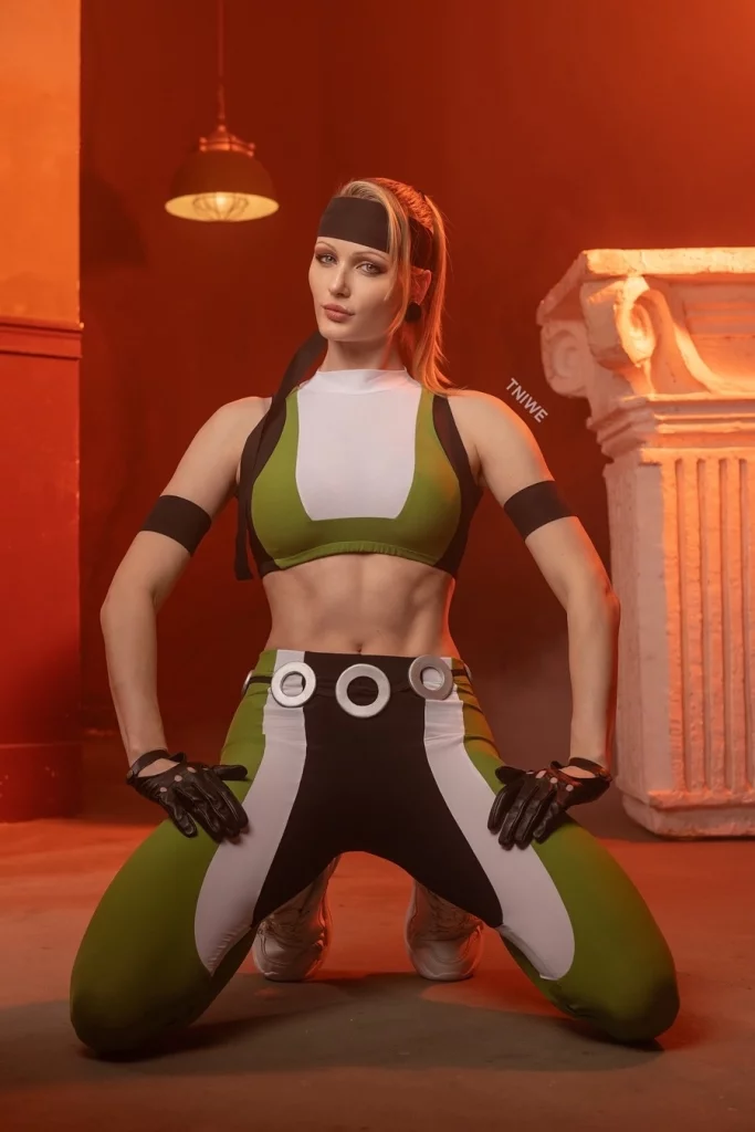 Косплей Sonya Blade в классическом образе из Mortal Kombat от Tniwe