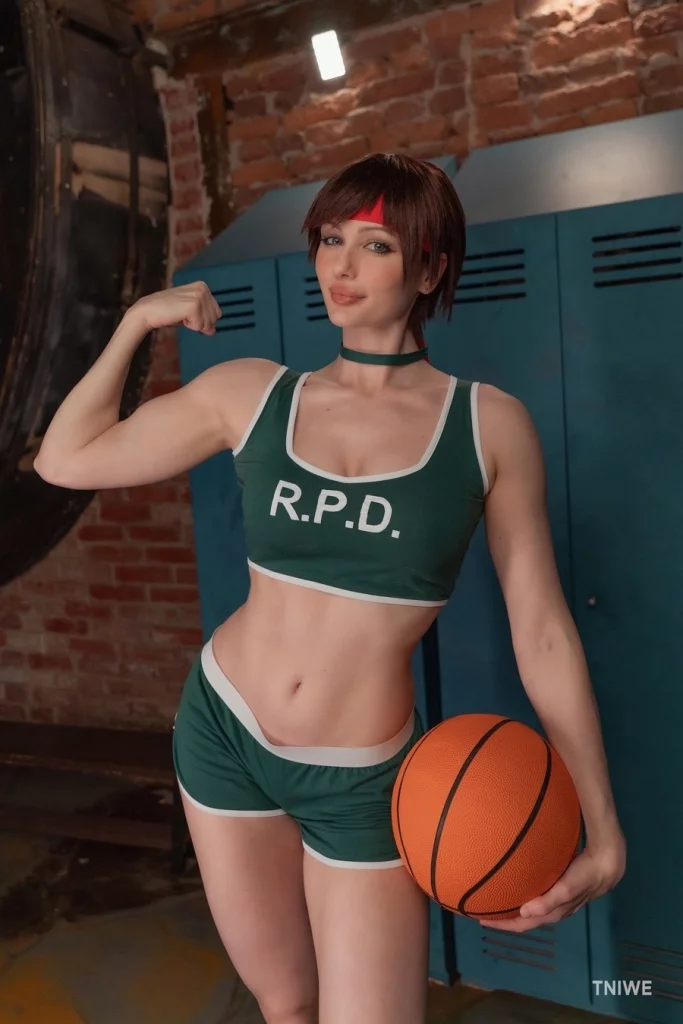 Косплей Rebecca Chambers в баскетбольной форме из Resident Evil 2 от Tniwe